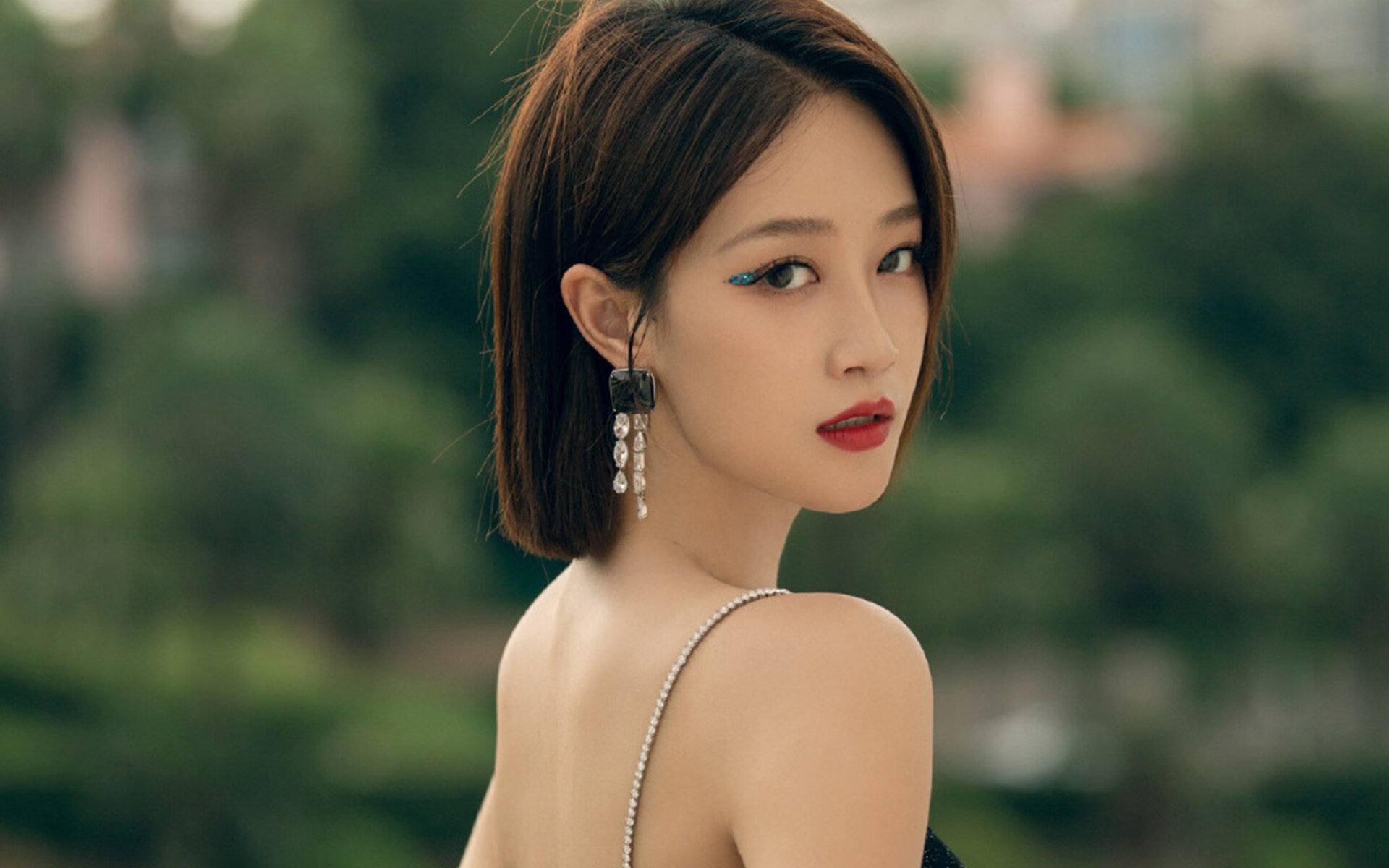 伊朗球员自带羊毛披肩登场，被赞“中东骑士”，伊朗国家队队服